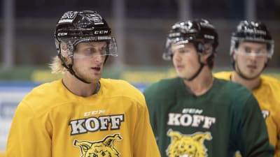 Jääkiekkopuolustaja Juuso Välimäki Tampereen Ilveksen harjoituksissa Hakametsän jäähallissa. Taustalla hyökkääjä Barrett Hayton.