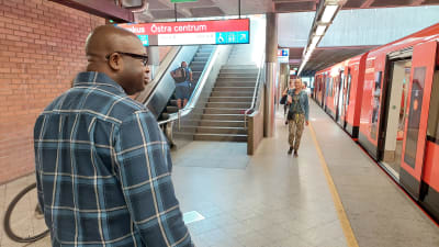 Paul från Nigeria står på Metrostationen i östra centrum i Helsingfors.