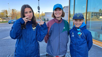 Eleverna Amelie Björklund och Oliver Holmberg med klasslärare Victoria Bäckman i Smedsby-Böle skola i Korsholm.