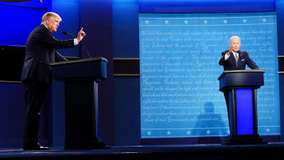 Donald Trump och Joe Biden debatterar under sin första direktsända debatt under presidentvalet 2020.