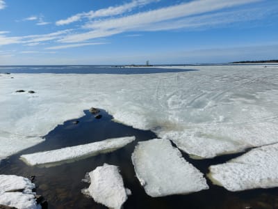 Islossning sedd från bron som leder ut till Sjöbevakningen i Södra Vallgrund på Replot. 2021.