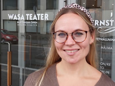 Teaterpedagogen Nina Dahl-Tallgren utanför Wasa Teater