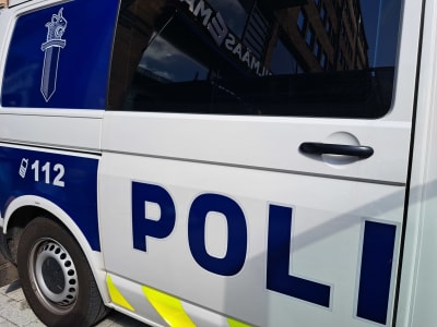 Dörr på en polisbil. 