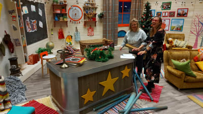 Monica Storm och Hanna-Maria Lahtinen förbereder BUU-klubbens studio för julkalenderinspelningen.