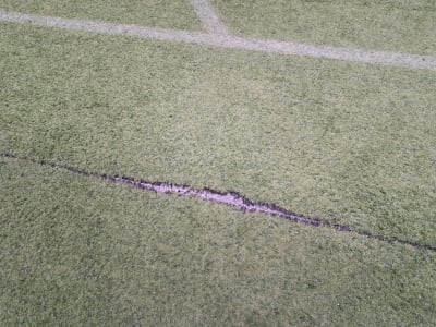 Konstgräsmattan i Botniahallen i Korsholm har sprickor i sig.