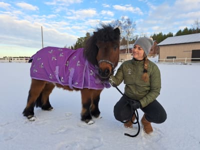 Jannika Kolehmainen med sin shetlandsponny Sockan.