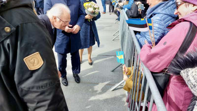 Sveriges kung Carl XVI Gustaf hälsar på ett barn under sitt statsbesök i Tallinn, Estland.