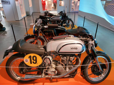 Gamla motorcyklar utställda på idrottsmuseet Tahto.