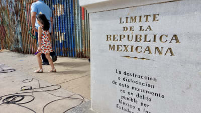 Monumentet i Friendship Park som visar var gränsen mellan USA och Mexiko går. 