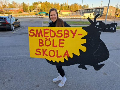 Läraren Rebecca Siegfrids från Smedsby-Böle skola på väg till Stafettkarnevalen.