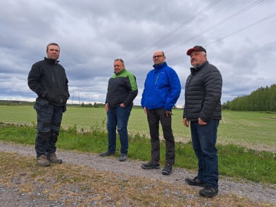 Bjarne Mara, David Köping, Fredrik Ström och Stefan Thölix vid en åker i Tölby i Korsholm.