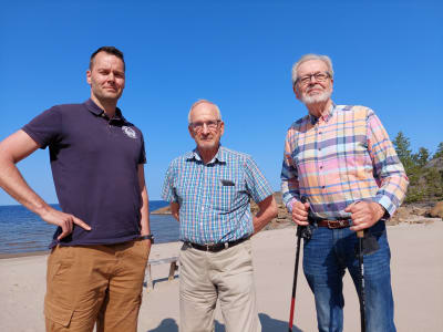 Porträtt på stranden i Vexala i Nykarleby av från vänster: Alfred Kjellman, Alf Helsing och Ralf Bertula