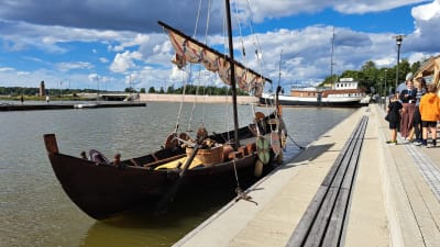 Vikingaskeppet Stormöga vid Inre hamnen i Vasa.
