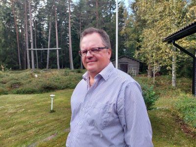 Ledarskribent Kenneth Myntti på ÖT/Vasabladet poserar.