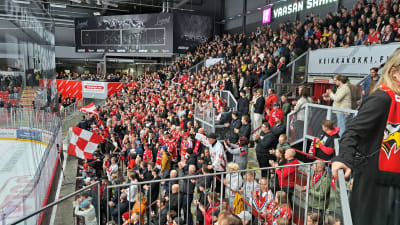 Vasa Sports hejaklack "Red Army" under en match mot Ässät. 