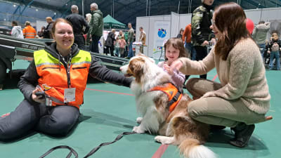 Daniela och Alice Hjortman trivdes med hunden Unto och matte Johanna Matikainen.