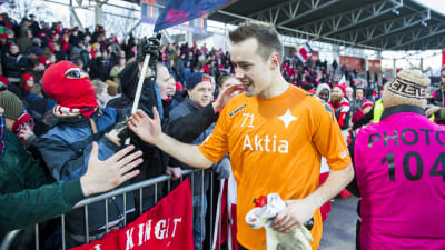 Carljohan Eriksson hälsar på HIFK:s supportrar.