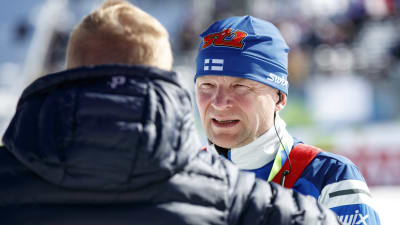 Mika Venäläinen talar med Juho Mikkonen.
