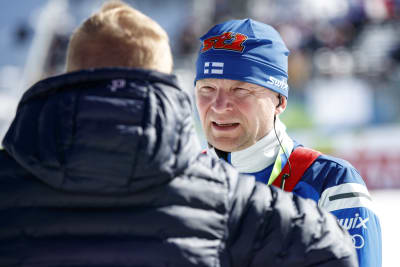 Mika Venäläinen talar med Juho Mikkonen.