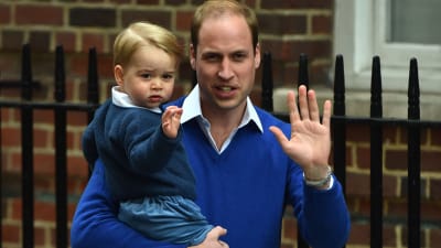Prins William med sin son, lillprinsen George utanför sjukhuset St Marys den 2 maj 2015.