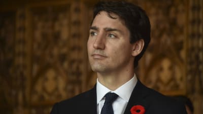 Kanadas premiärminister Justin Trudeau iklädd kostym. 