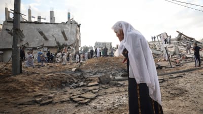 En palestinsk kvinna ser ner på förödelsen i staden Beit Lahia i norra Gazaremsan den 13 maj 2021.