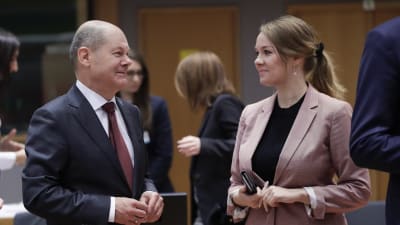 Finlands finansminister Katri Kulmuni och tyska kollegan Olaf Scholz vid ett finansministermöte i Bryssel i februari.