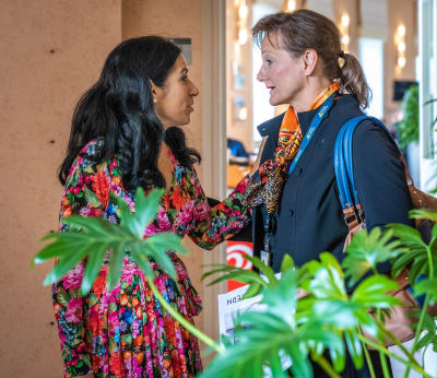 Amineh Kakabaveh hälsar på en kollega.