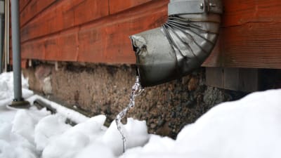 Vatten ur stuprör.