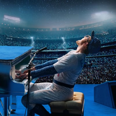 Elton John (Taron Egerton) spelar piano inför en stor publik.