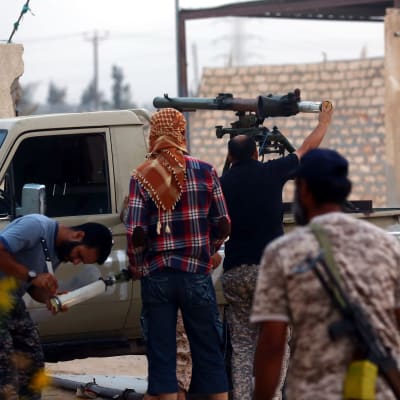 En grupp krigare laddar ett antipansarvapen under strider utanför Tripoli.