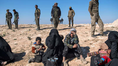 Soldater övervakar kvinnor och barn som flytt från IS-fästet i Baghouz, Syrien 12.2.2019
