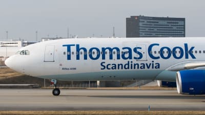 Thomas Cook Scandinavia-flygplan på Arlandas landningsbana.