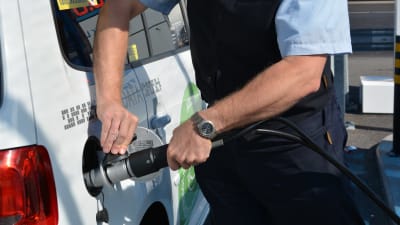 En man tankar en gasbil.