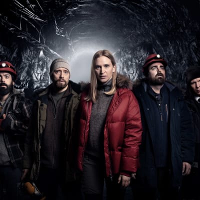Fem personer står i tjocka vinterjackor nere i gruvan. På bilden Said (Ardalan Esmaili), Lars Ruud (Aksel Hennie), Helen (Vera Vitali), Magnus (Mattias Nordkvist) & Atte (Eero Milonoff).