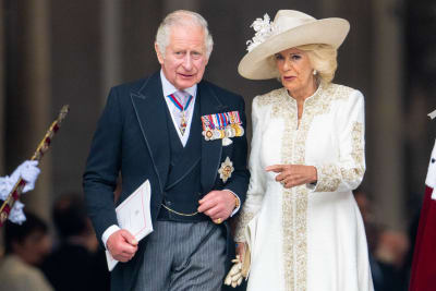 Charles och Camilla går hand i hand.