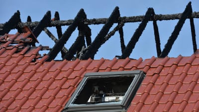 Närblid på det skadade taket i på byggnaden som skulle inkvartera 40 asylsökande i Tröglitz, Tyskland.