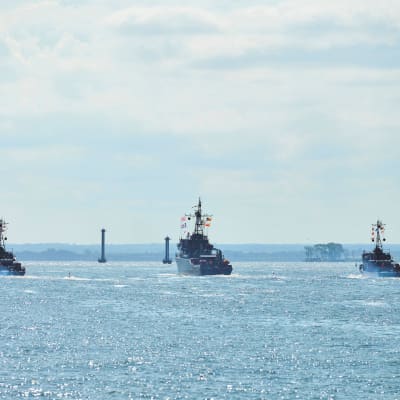 Kolme venäläistä sota-alusta harjoittelee Itämerellä kesällä 2021.