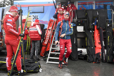 Alexander Bolsjunov vid en vallarbuss.