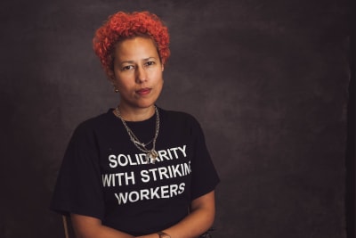 Säveltäjä Auclair katsoo suoraan kameraan. Hänellä on yllään t-paita, jossa teksti "Solidarity with strikin' workers'.