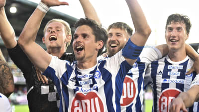 HJK-spelare firar med fansen.