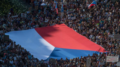 Demonstranterna bar fram en enorm Tjeckienflagga under tisdagens demonstration. 