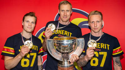 Jokerits Mikko Lehtonen, Marko Anttila och Veli-Matti Savinainen visar upp sina VM-guldmedaljer våren 2019.