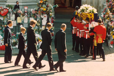 Prinserna William och Harry följer efter Dianas kista tillsammans med sin pappa Charles, farfar Philip och morbror Charles Spencer.