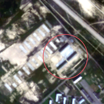 Huonolaatuinen satelliittikuva johon on ympyröity kolme rakennusta.