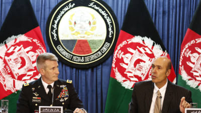 Militärkommendören John Nicholson och ambassadör Hugo Llorens presenterade nyligen president Trumps planer för Afghanistan i Kabul 
