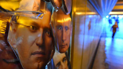 Navalnyj- och Putinmasker till salu i en fotgängartunnel i Sankt Petersburg torsdagen den 14 januari, dagen efter att Navalnyj meddelat att han återvänder till Ryssland på söndagen. 