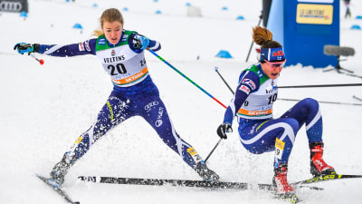 Anita Korva och Katri Lylynperä i kvartsfinalheatet i världscupsprinten i Lahtis.