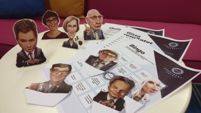 Bild av utskrivna papper med valbingo, valtippningsschema och utklippta karikatyrer av presidentkandidaterna.