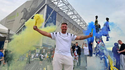 En supporter firar Leeds Uniteds avancemang utanför arenan Elland Road.